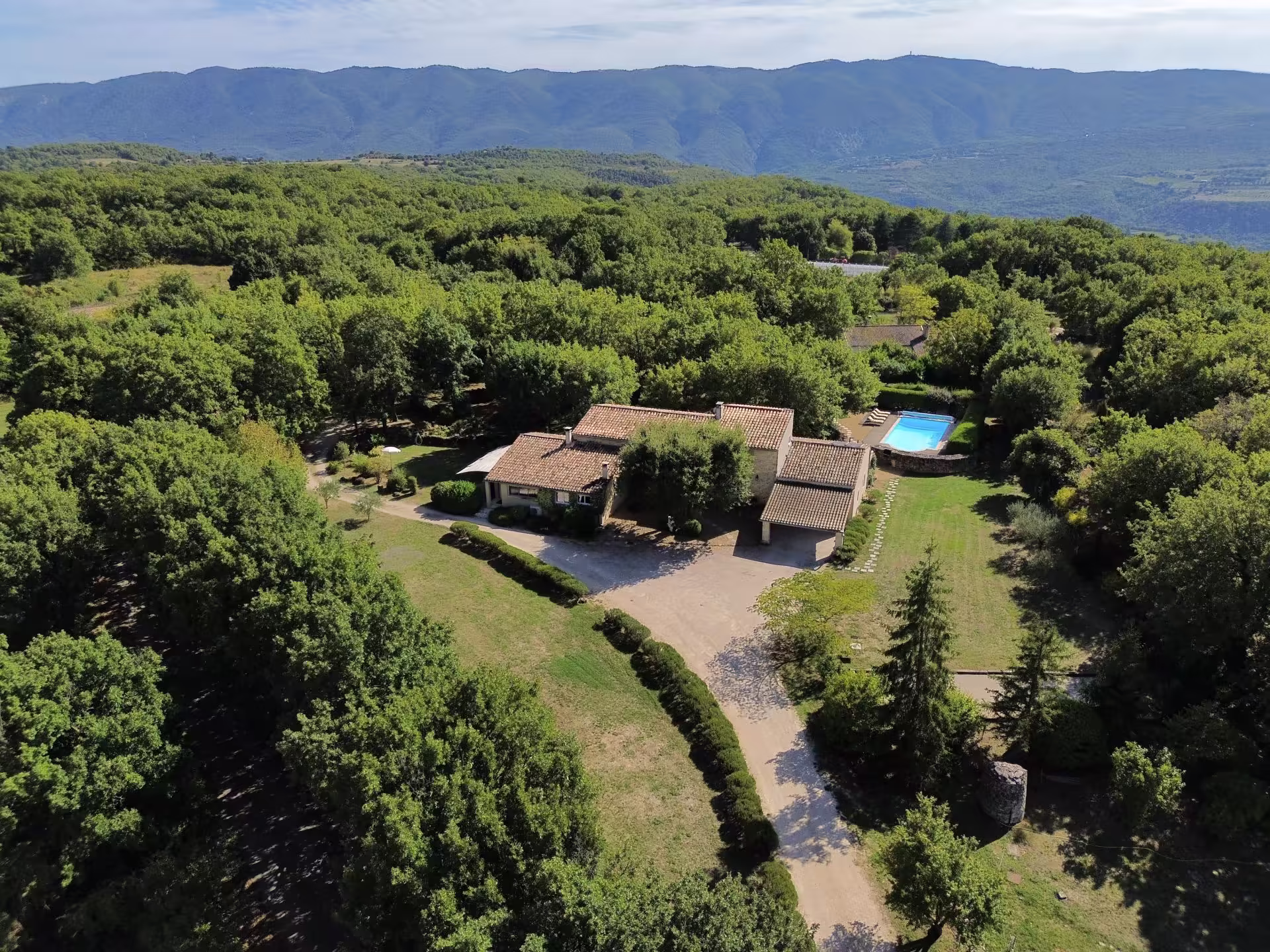 Bastide La Feyssonne — vue aérienne, le Luberon en arrière-plan
